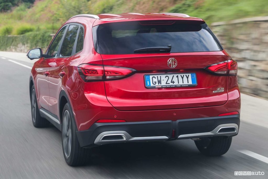 MG ZS Hybrid+ su strada