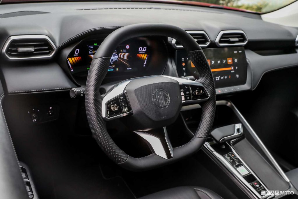 MG ZS Hybrid+ volante abitacolo