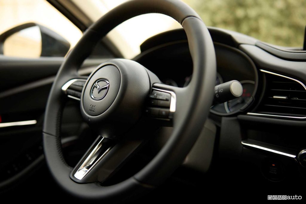 Mazda CX-30 2025 Homura volante abitacolo