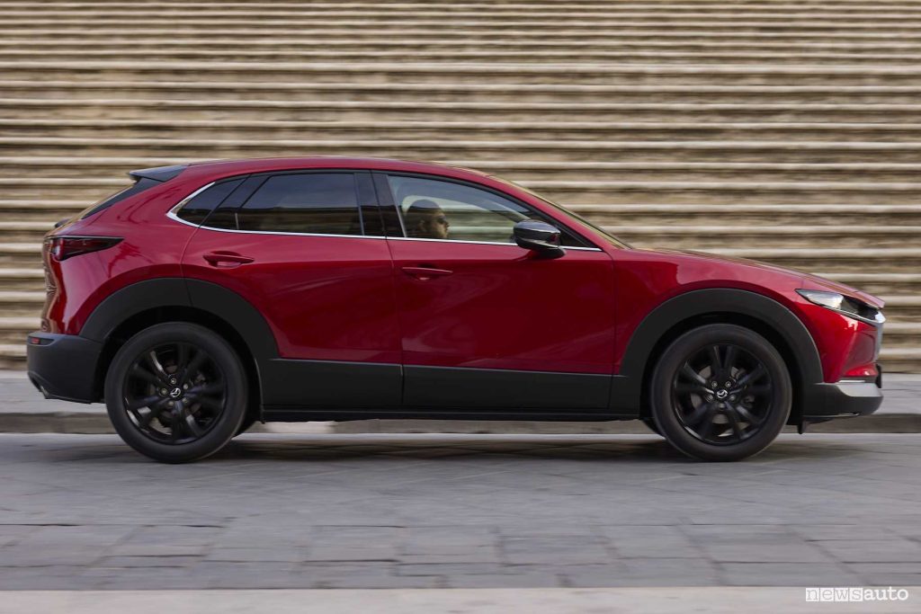 Mazda CX-30 2025 Homura su strada