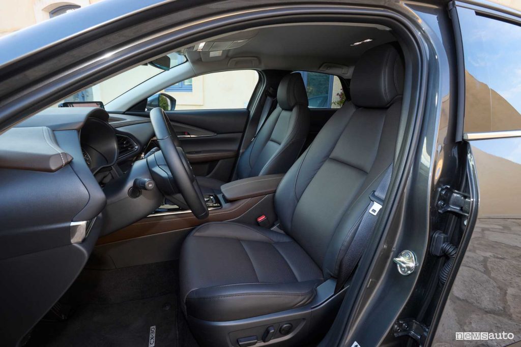 Mazda CX-30 2025 Takumi sedili anteriori abitacolo