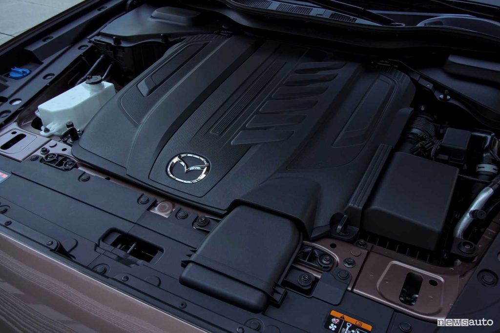 Vano motore della Mazda CX-80 con il 3.3 diesel, 6 cilindri in linea da 249 CV