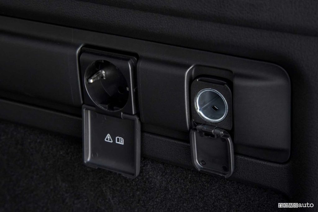 Mazda CX-80 plug-in-PHEV presa 240 Volt e 12 Volt