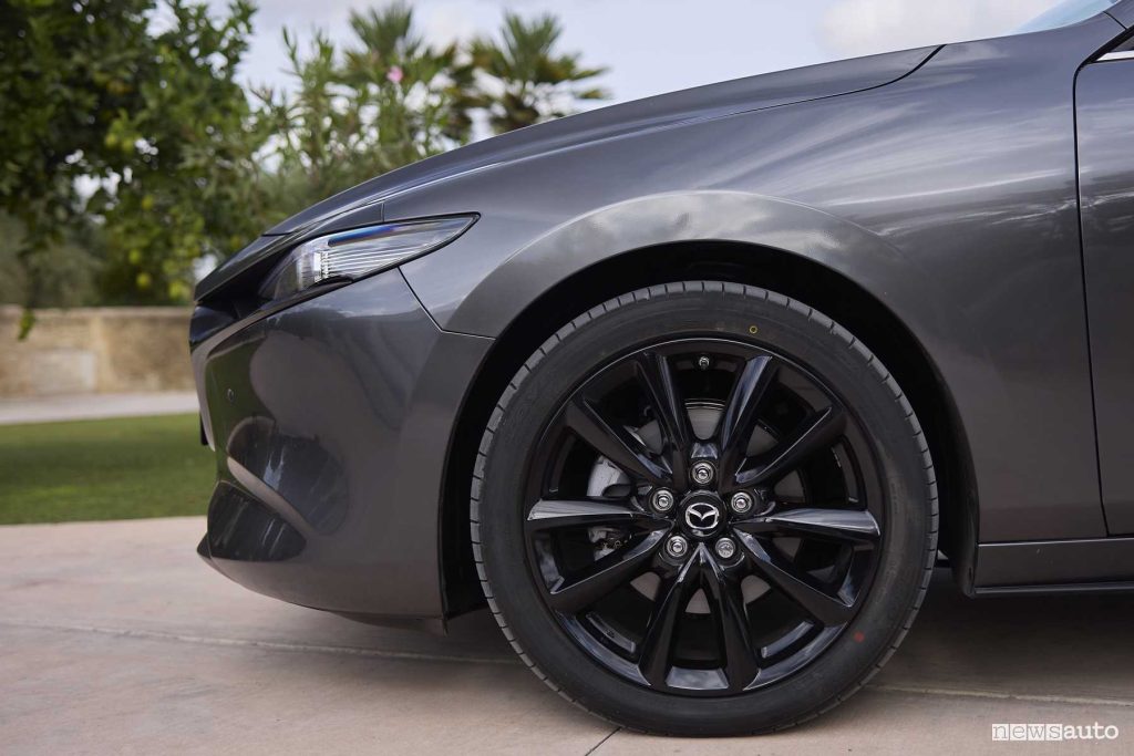 Mazda3 2025 Takumi cerchi in lega da 18"