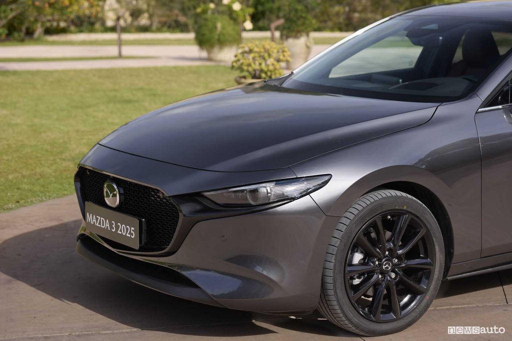 Mazda3 2025 Takumi fari e griglia anteriore