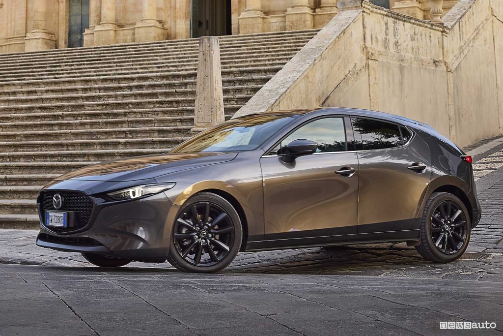 Mazda3 2025 Takumi su strada