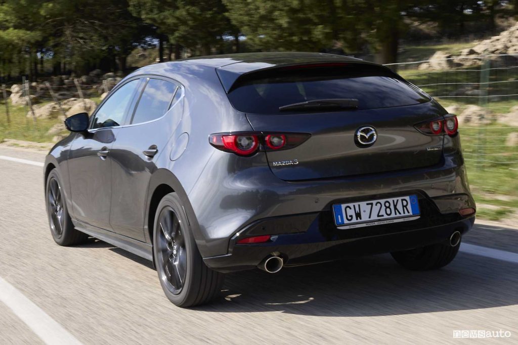 Mazda3 2025 Takumi su strada