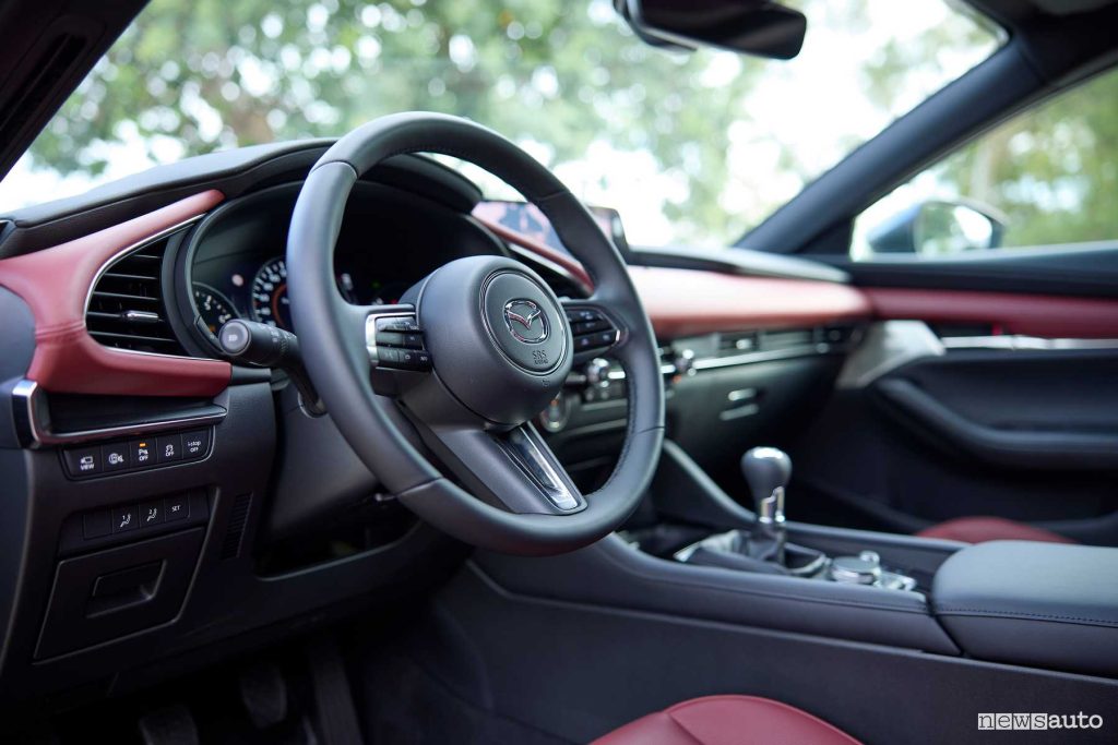 Mazda3 2025 Takumi volante abitacolo