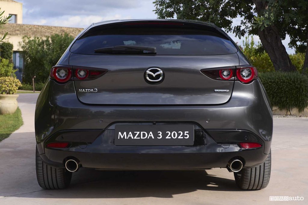 Mazda3 2025 Takumi posteriore, doppio scarico