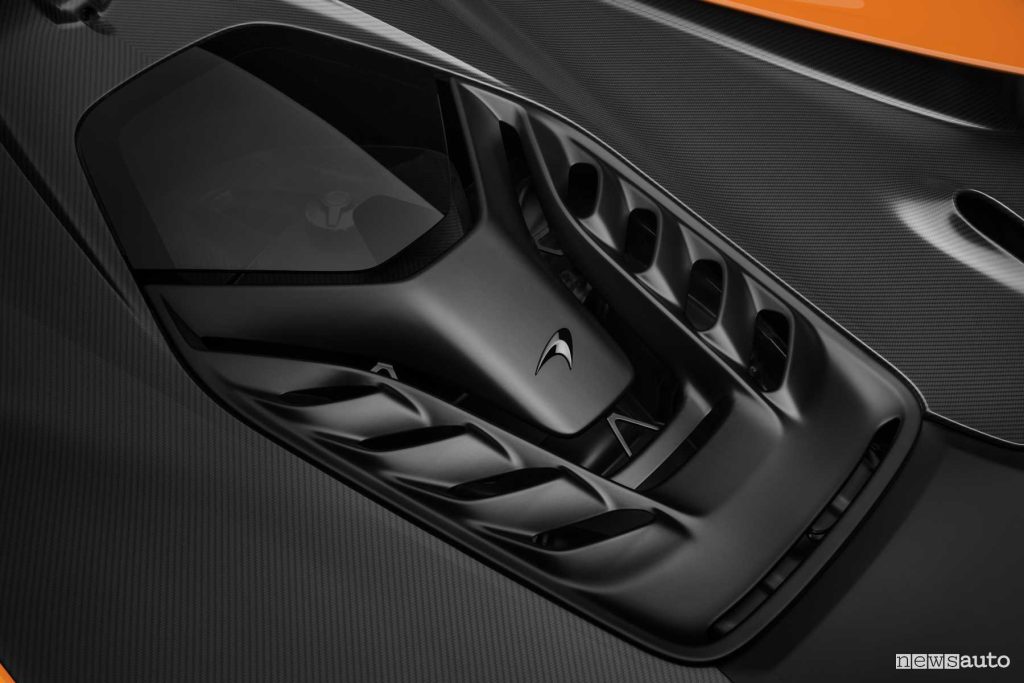 McLaren W1 copertura motore V8