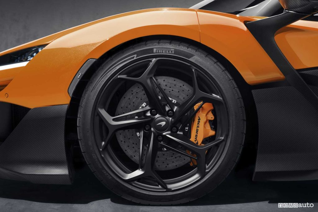 McLaren W1 cerchi da 19", dischi freni in carbonio ceramico
