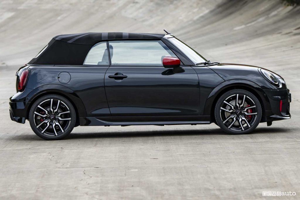 Mini John Cooper Works Cabrio laterale con la capote chiuso