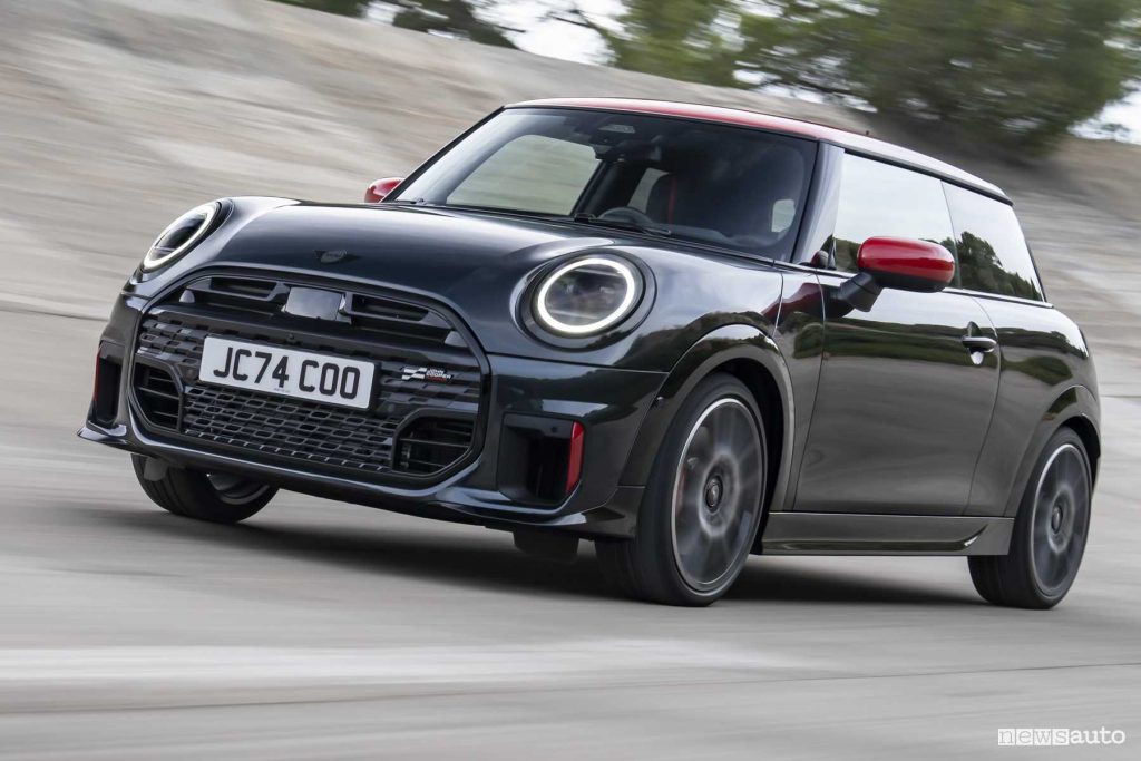 Mini John Cooper Works su strada