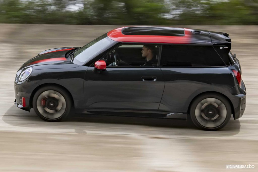 Mini John Cooper Works Electric in movimento
