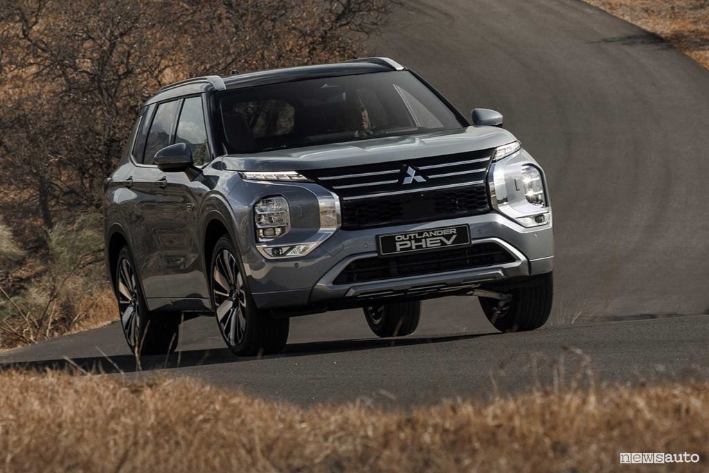Nuovo Mitsubishi Outlander PHEV su strada
