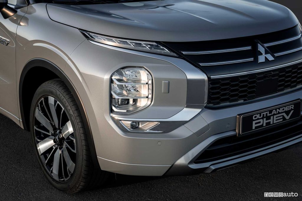 Nuovo Mitsubishi Outlander PHEV fari anteriori firma luminosa