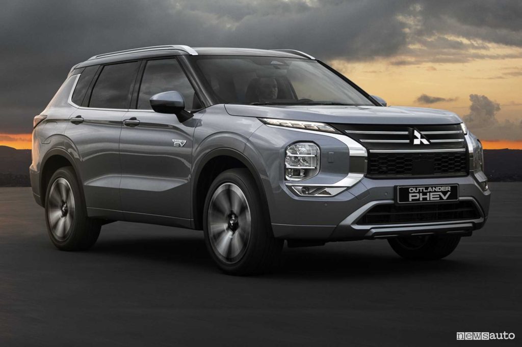 Nuovo Mitsubishi Outlander PHEV in movimento