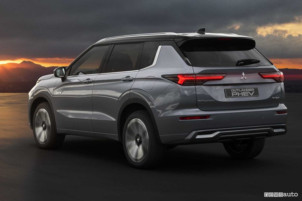 Nuovo Mitsubishi Outlander PHEV su strada