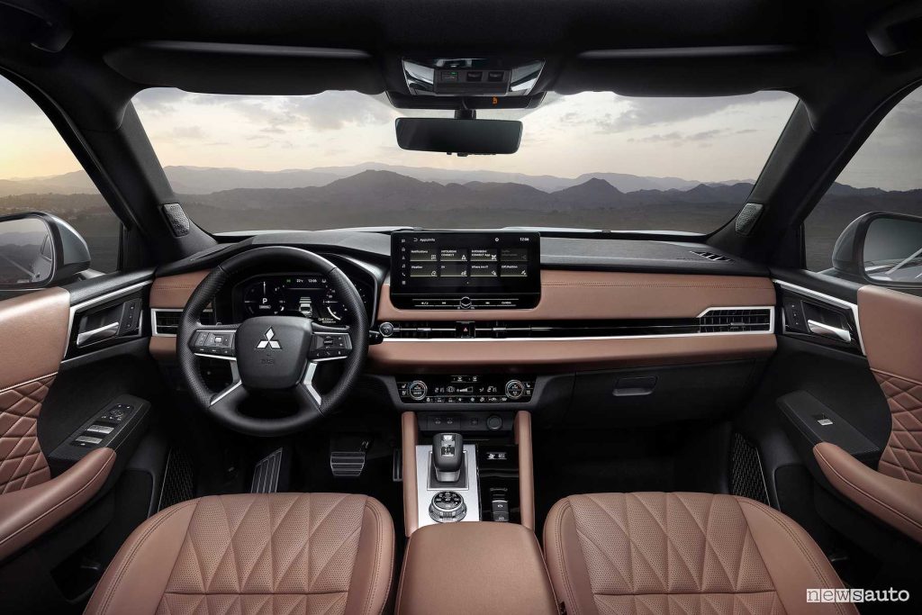 Nuovo Mitsubishi Outlander PHEV plancia abitacolo