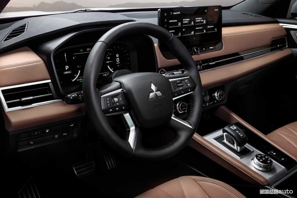 Nuovo Mitsubishi Outlander PHEV volante abitacolo