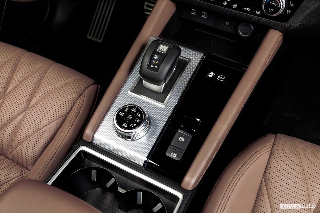 Nuovo Mitsubishi Outlander PHEV console centrale abitacolo