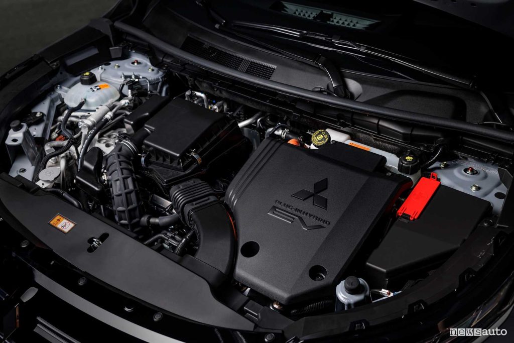 Nuovo Mitsubishi Outlander PHEV vano motore