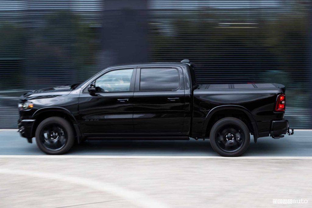 Ram 1500 Laramie su strada