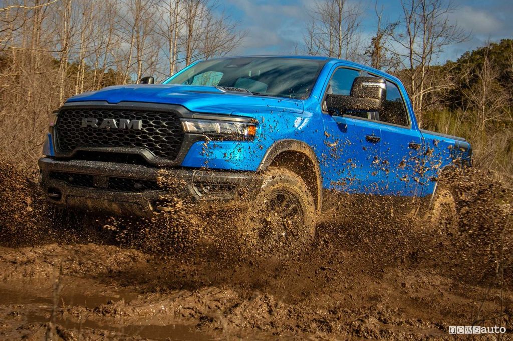 Ram 1500 Rebel in off road nel fango