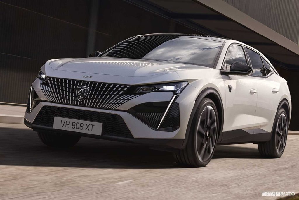 Peugeot E-408 elettrica su strada