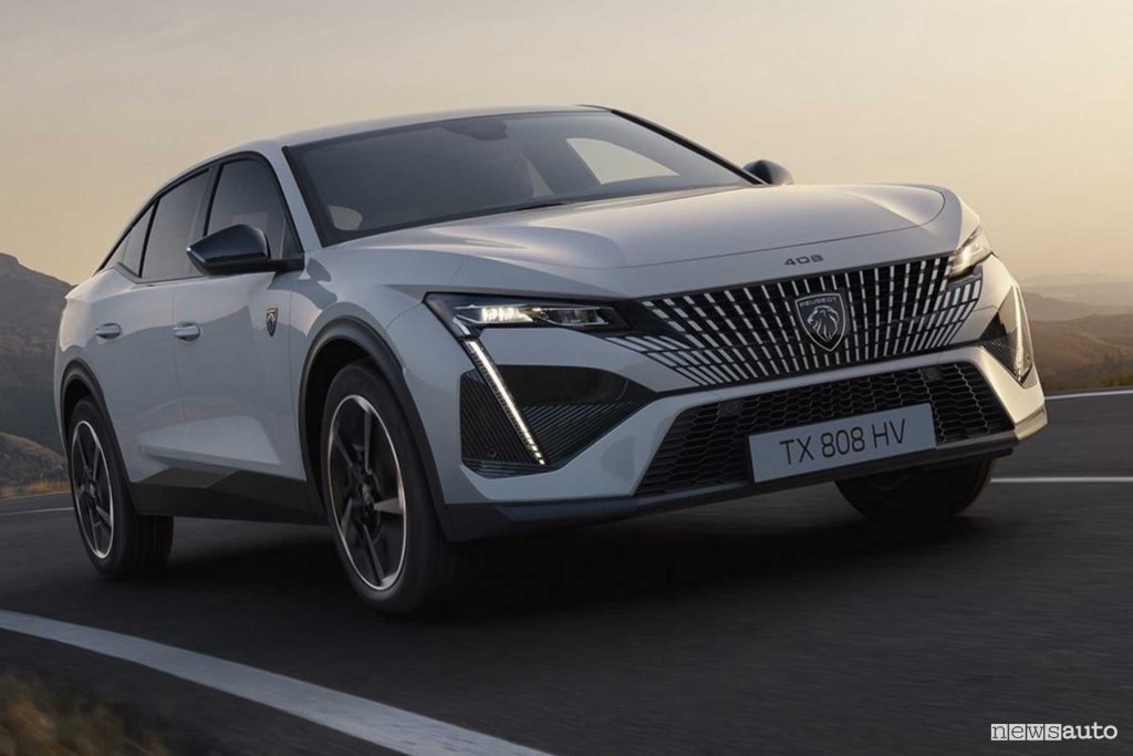 Peugeot E-408 elettrica su strada