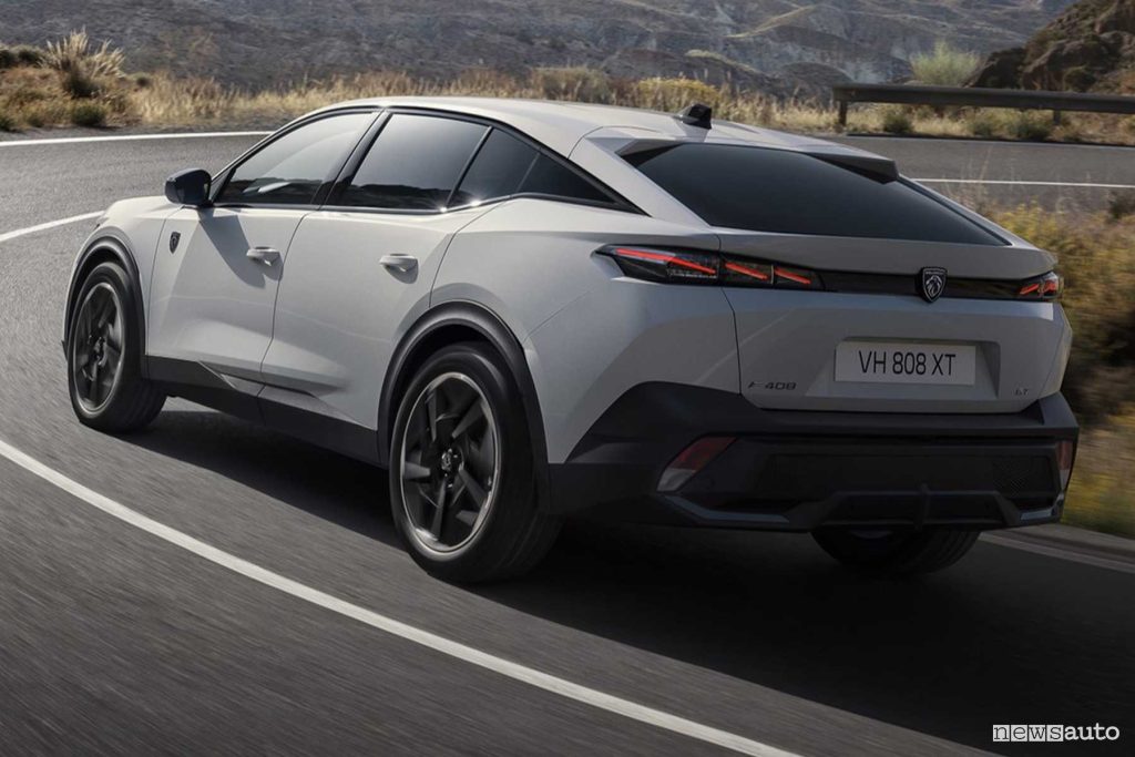 Peugeot E-408 elettrica su strada