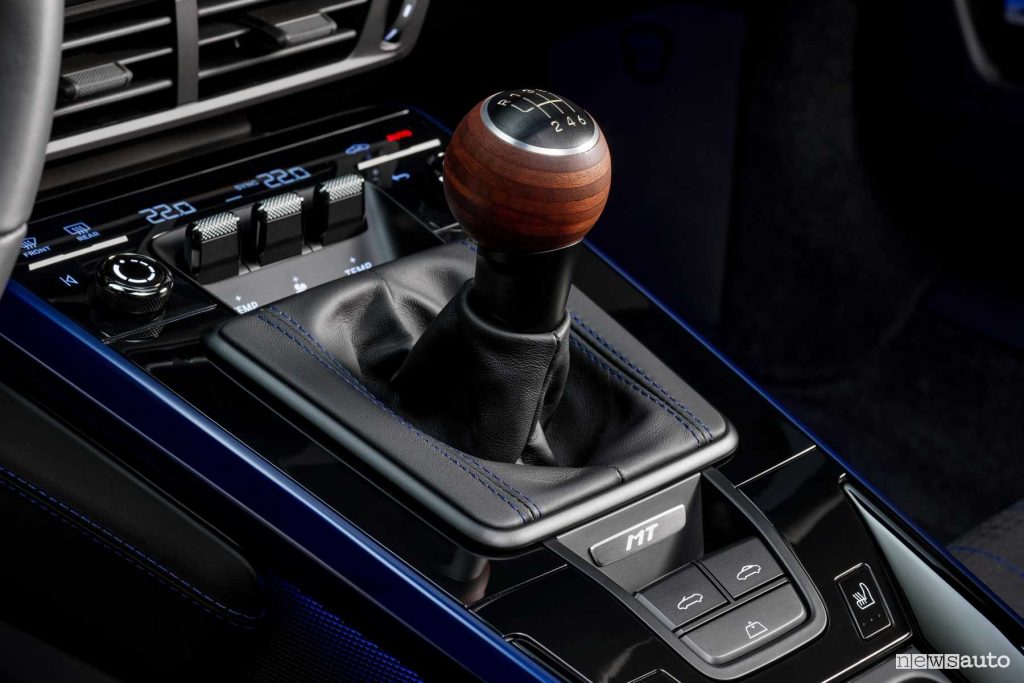 Nuova Porsche 911 Carrera T Cabriolet leva cambio manuale