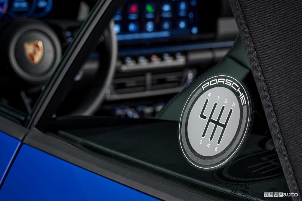 Nuova Porsche 911 Carrera T Cabriolet logo cambio manuale