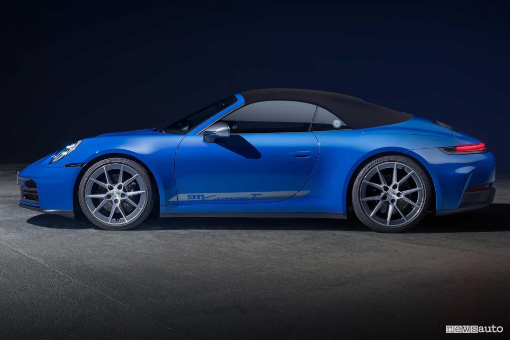 Nuova Porsche 911 Carrera T Cabriolet laterale con la capote chiusa