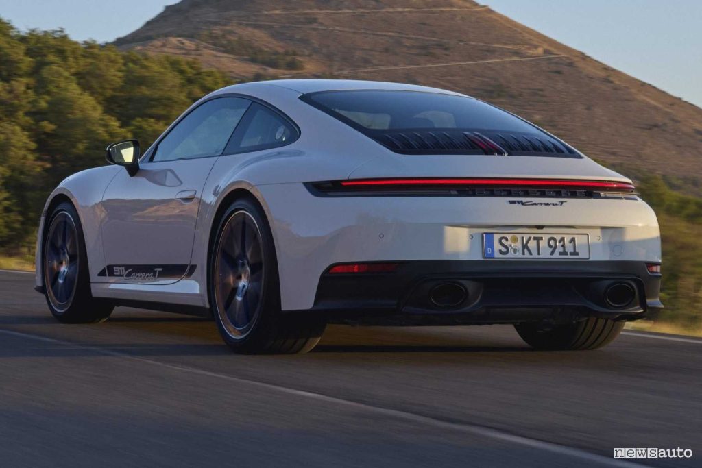 Nuova Porsche 911 Carrera T Coupé su strada