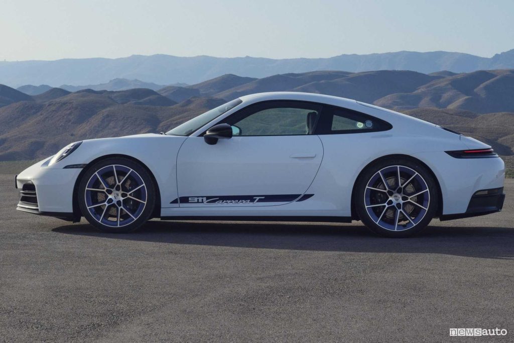 Nuova Porsche 911 Carrera T Coupé laterale