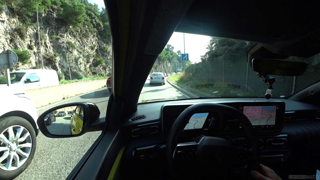 La nuova Renault 5 si muove agevolmente nel traffico consumando pochissima energia elettrica.
