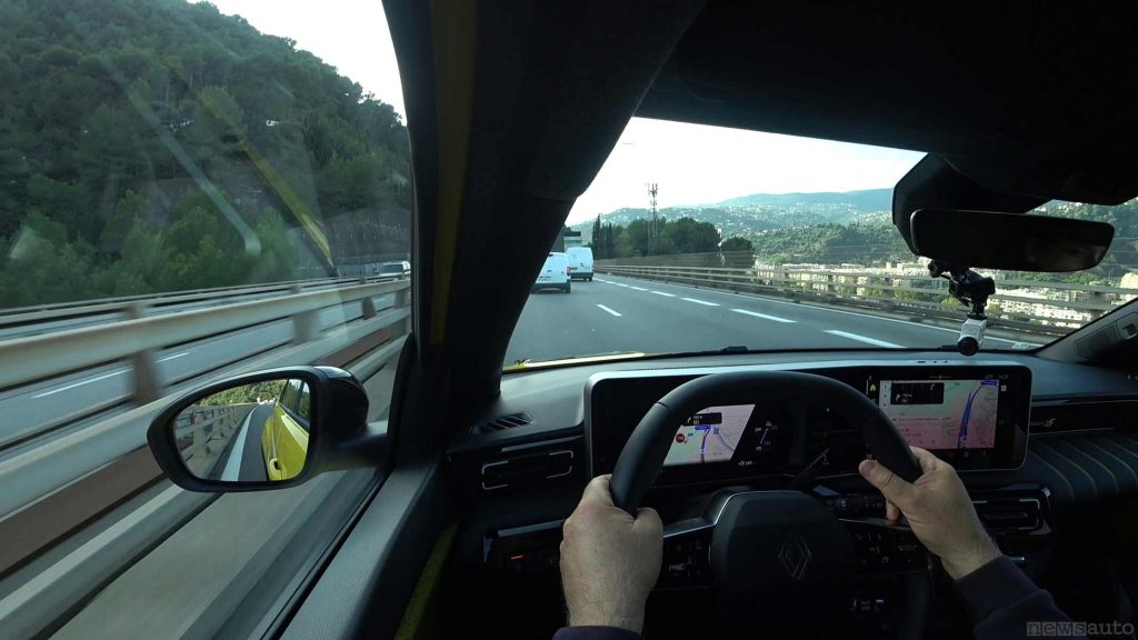 la nuova Renault 5 E-Tech in autostrada