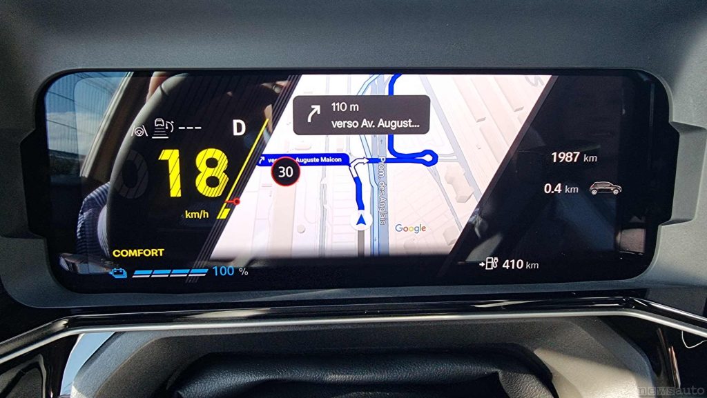 Il display del conducente con il navigatore Google Maps integrato.