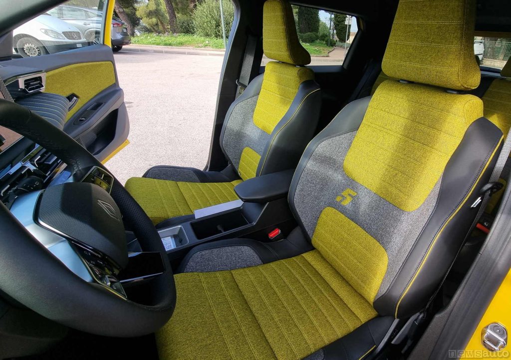 Sedili anteriori molto avvolgente che riprendono quelli della Renault 5 turbo che erano in stoffa simile.