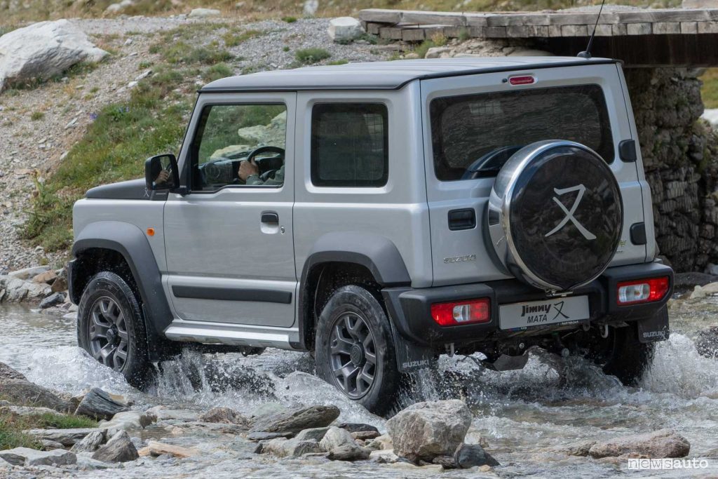 Suzuki Jimny Mata guado sulle pietraie