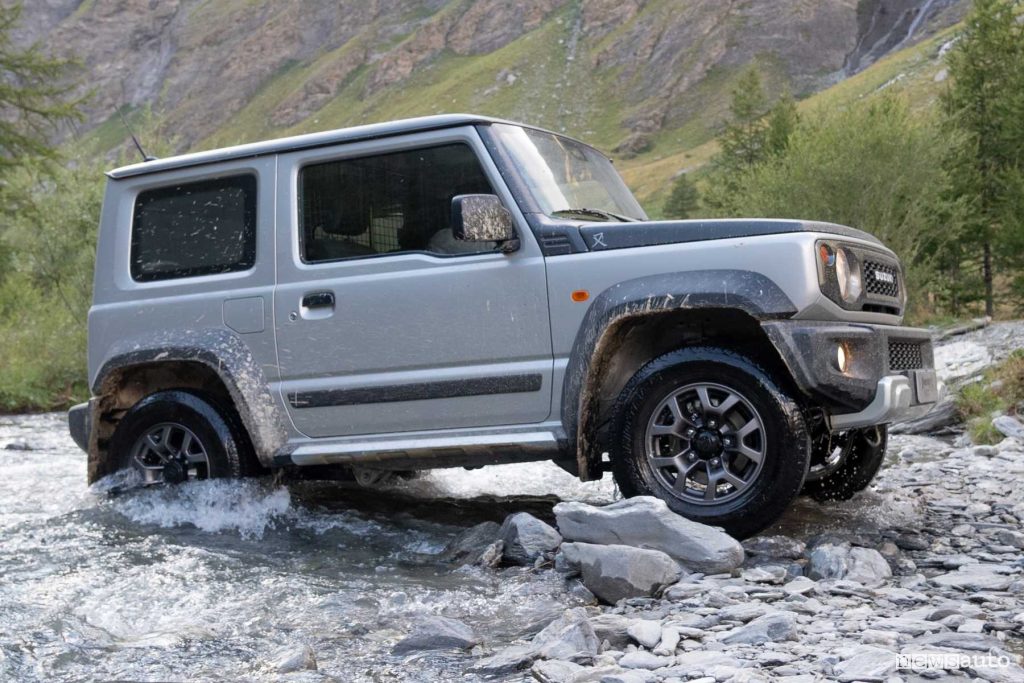 Suzuki Jimny Mata guado sulle pietraie