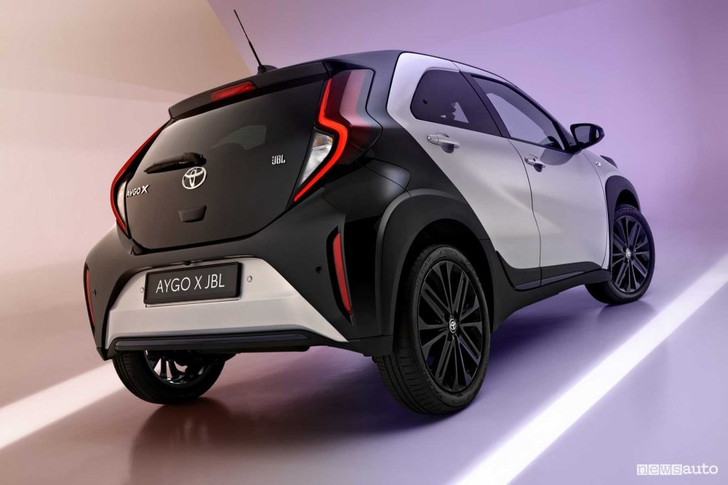 Toyota Aygo X JBL posteriore 3/4