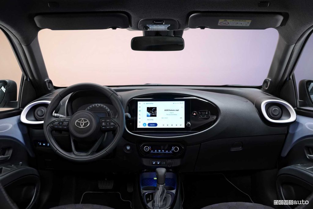 Toyota Aygo X JBL plancia abitacolo