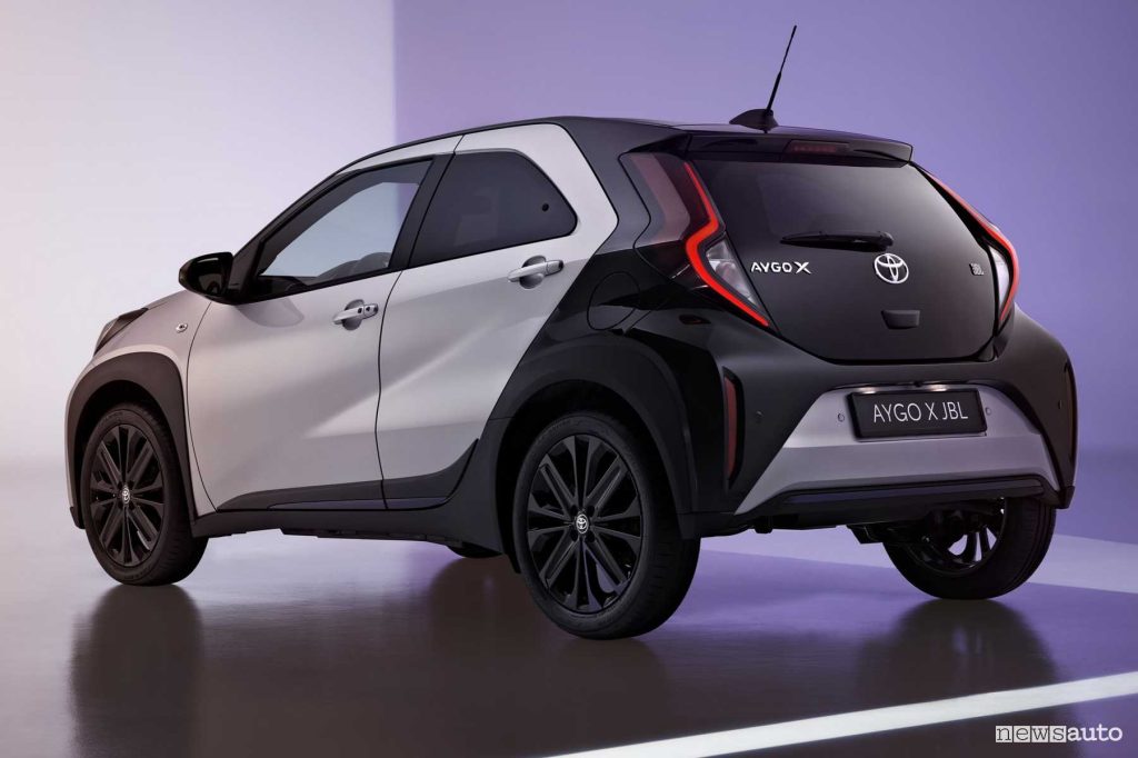 Toyota Aygo X JBL posteriore 3/4