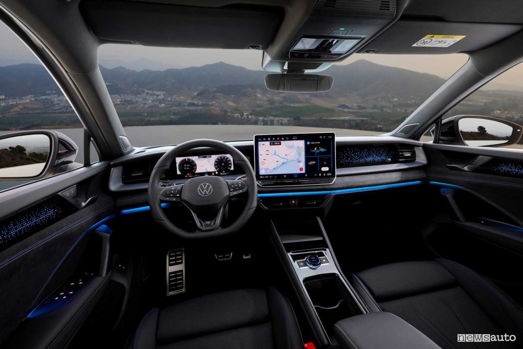 Volkswagen Tayron R-Line eHybrid plancia abitacolo