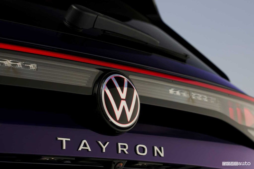 Volkswagen Tayron Elegance logo VW portellone posteriore