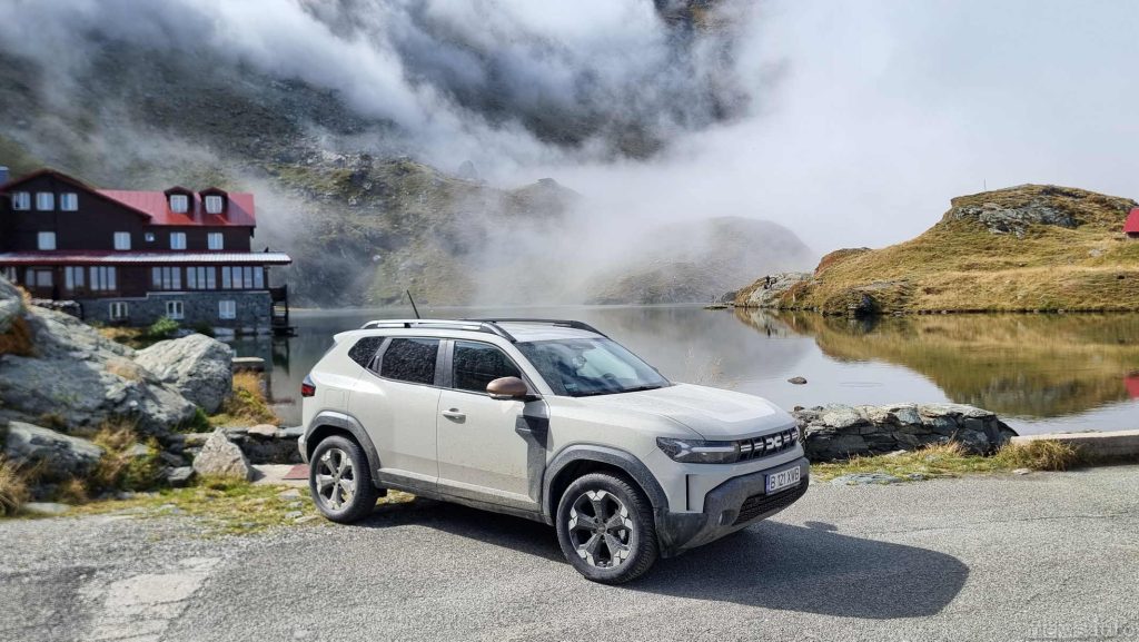 La nuova Dacia Duster sul lago di Balea a 2.000 metri sui monti Carpazi in Romania 