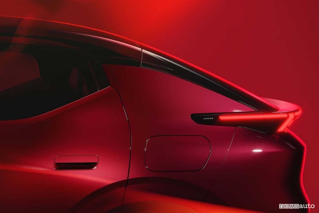 Lynk & Co 02 faro posteriore firma luminosa