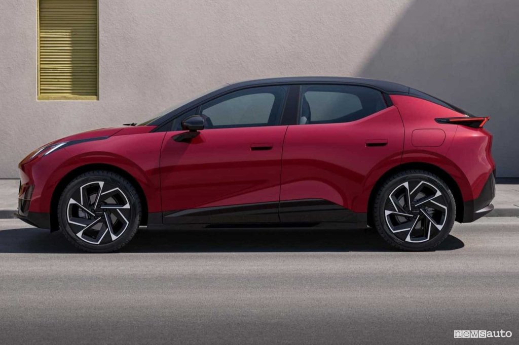 Lynk & Co 02 laterale